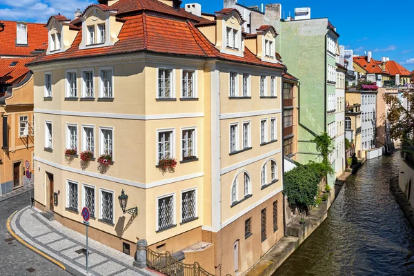 Casas Coloridas Longo Canal Estreito Rio Certovka Parte Histórica Antiga — Fotografia de Stock