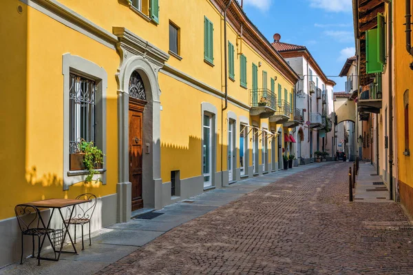 意大利北部皮埃蒙特Alba老城狭窄的鹅卵石街和五彩斑斓的房屋 — 图库照片