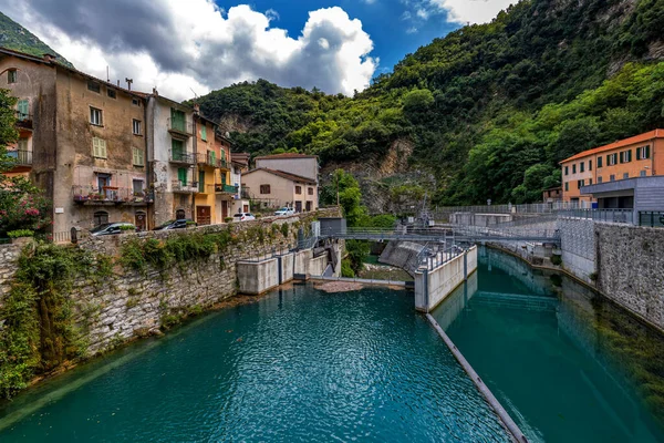 Vista Casas Antiguas Presa Agua Embalse Pequeña Ciudad Alpina Breil —  Fotos de Stock