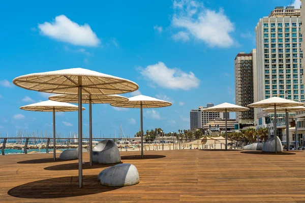 Solparasoller Och Höghus Strandpromenaden Längs Medelhavets Strand Tel Aviv Israel — Stockfoto