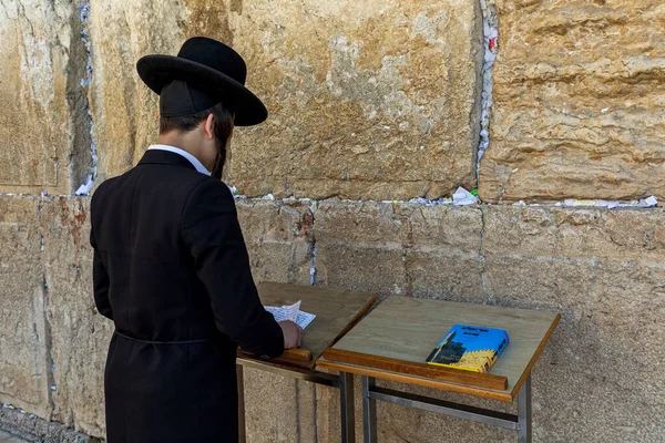 Jerusalem イスラエル 2019年7月14日 伝統的な黒の服を着たユダヤ人正統派の男性が嘆きの壁 別名コテル で祈ります エルサレムの旧市街の古代の壁 ユダヤ教で最も神聖な場所の一つ — ストック写真