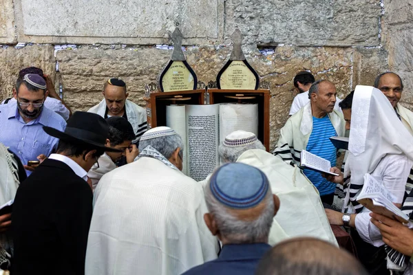 Jerusalem Israel Lipiec 2015 Grupa Religijnych Żydów Modlących Się Zwojem — Zdjęcie stockowe