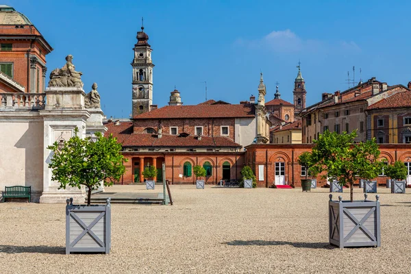 Casas Antiguas Iglesias Bajo Cielo Azul Centro Histórico Racconigi Ciudad —  Fotos de Stock