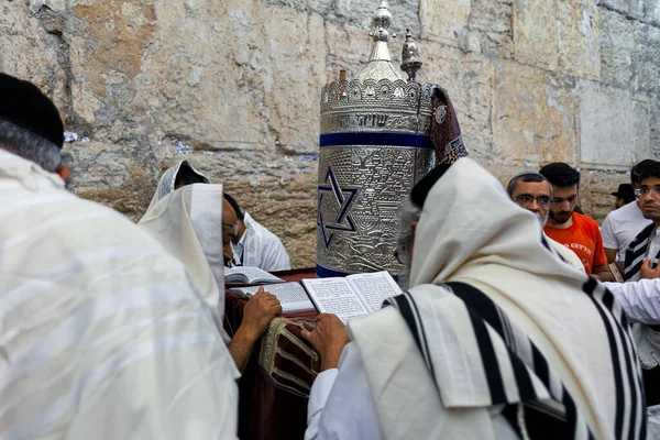 Jerusalem Israel July 2015 Group Religious Jews Praying Torah Scroll — Stock Photo, Image