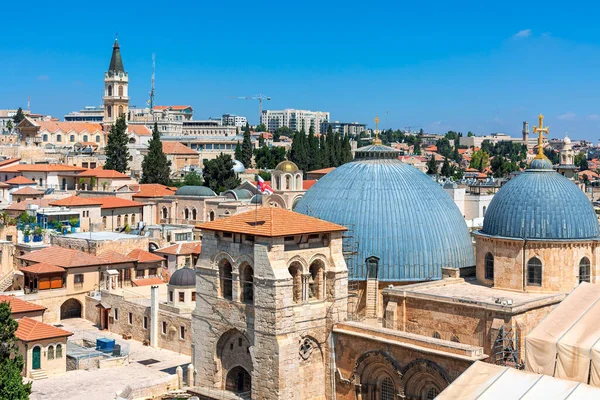 Cupola Den Hellige Gravs Kirke Blant Hustak Blå Himmel Gamlebyen – stockfoto