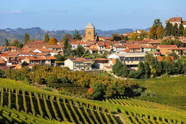 Uitzicht Herfstwijngaarden Heuvel Kleine Stad Achtergrond Piemonte Noord Italië — Stockfoto
