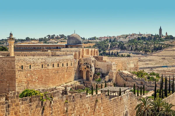 Mezquita de Minarete y Al Aqsa en Jerusalén, Israel . — Foto de Stock