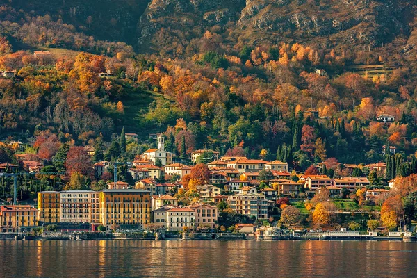 Pequeña ciudad en el Lago de Como . — Foto de Stock