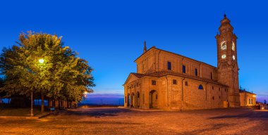akşam kasaba meydanında eski kilise.