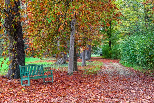 Bank im herbstlichen Park. — Stockfoto