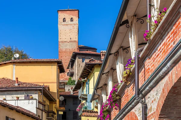 Kleine stad met middeleeuwse toren in Piemonte, Italië. — Stockfoto