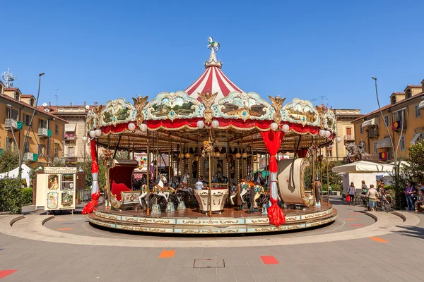 Carrousel op stadsplein. — Stockfoto
