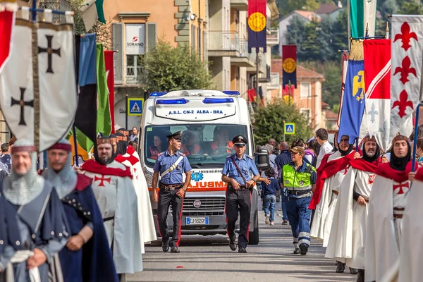 Parade médiévale à Alba, Italie . — Photo