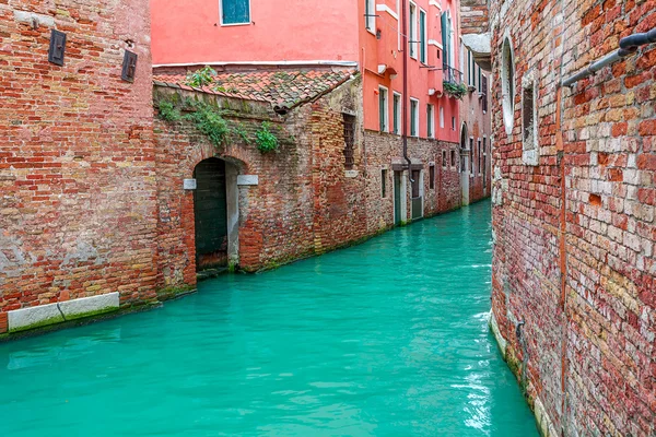 Kanalen och gamla hus i Venedig, Italien. — Stockfoto