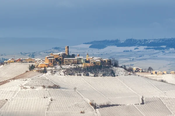 Piccola città sulla collina in inverno . — Foto Stock