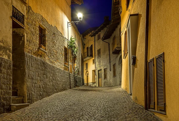 Piccola strada di notte . — Foto Stock