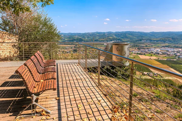 Bänke auf Aussichtspunkt in Italien. — Stockfoto