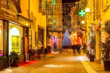 Alba ışıklı sokak görünümünü akşam.