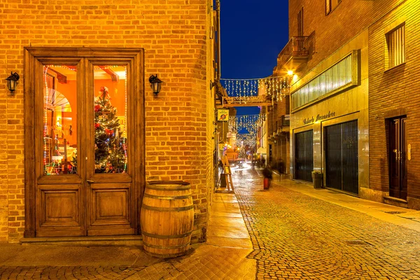 Vista nocturna del casco antiguo de Alba, Italia . — Foto de Stock