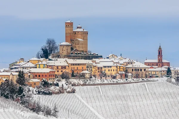 Staden av Serralunga d'Alba i vinter. — Stockfoto