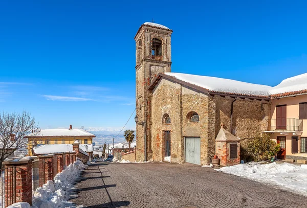 Iglesia Vieja en pueblo pequeño . —  Fotos de Stock