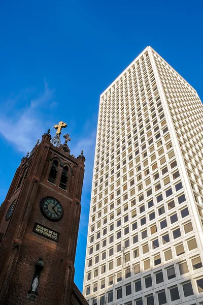 Church and modern building. — Stock Photo, Image