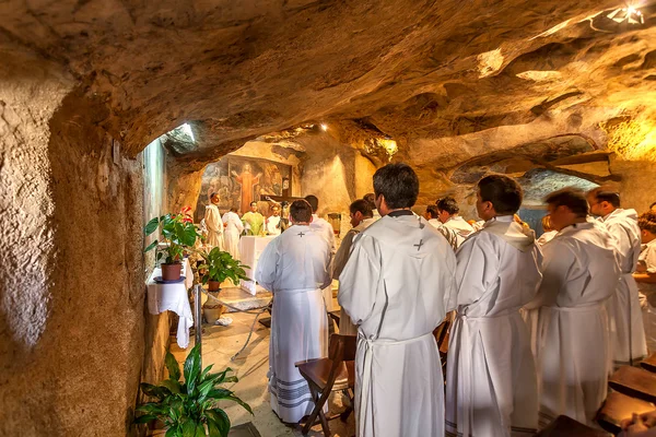 Monks pray in Grotto of Gethsemane. — Stock Photo, Image