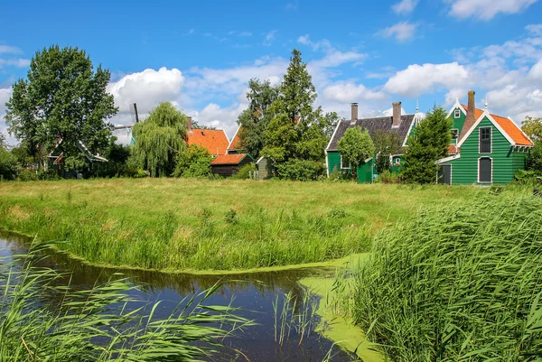 Small creek and rural houses in Dutch village. — Stock Photo, Image