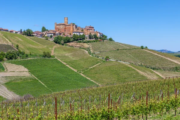 Pequeña ciudad en verdes colinas en Italia . —  Fotos de Stock