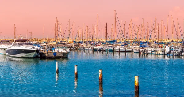 Yachter och båtar på marina i Ashkelon. — Stockfoto