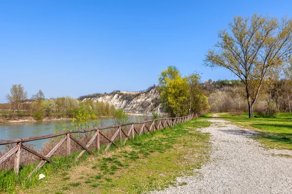 Percorso di ghiaia nel parco primaverile . — Foto Stock