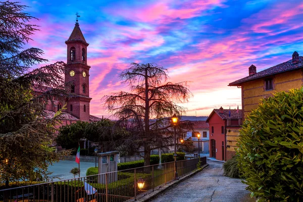 Stad van serralunga d'alba in Italië. — Stockfoto