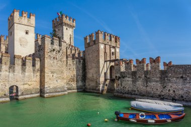 Sirmione'da Scaliger Ortaçağ Kalesi.