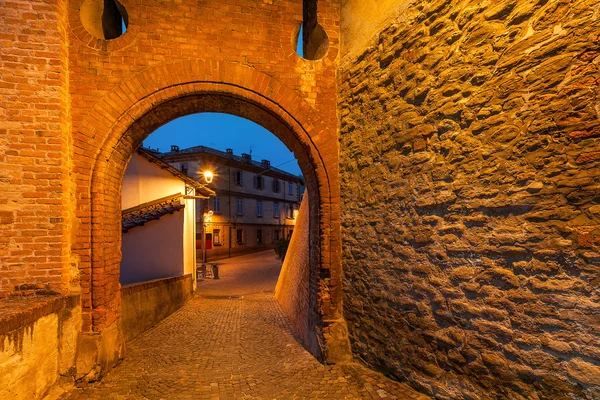 Vieille arche en brique dans la ville de barolo . — Photo