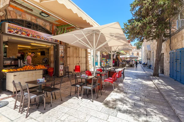 Restaurante al aire libre en la zona de Muristan, Jerusalén . — Foto de Stock