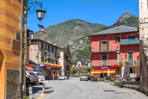 Calle entre coloridas casas en Tende, Francia . —  Fotos de Stock