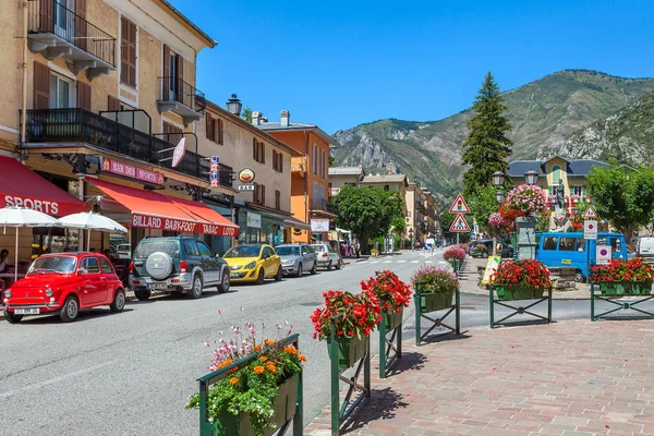 Vista de la calle del pequeño pueblo francés de Tende . — Foto de Stock