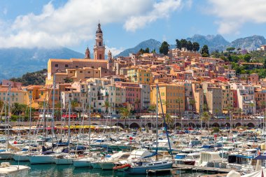 Marina ve kasaba Menton, Fransa.