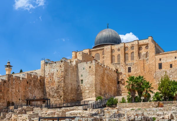 Oude muren en Al Aqsa Mosque koepel in Jeruzalem, Israël. — Stockfoto