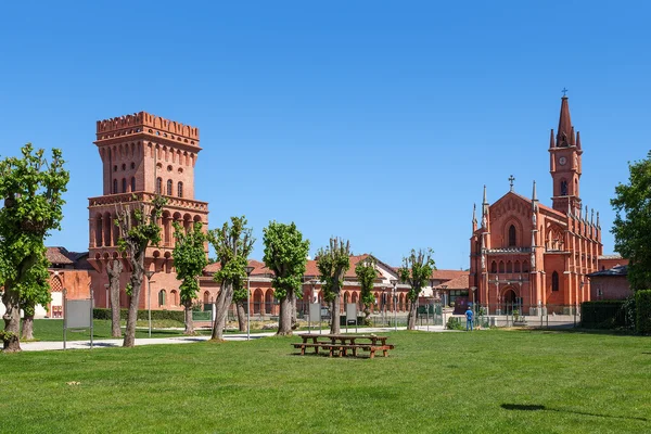 Torre e chiesa cattolica nel comune di Pollenzo . — Foto Stock