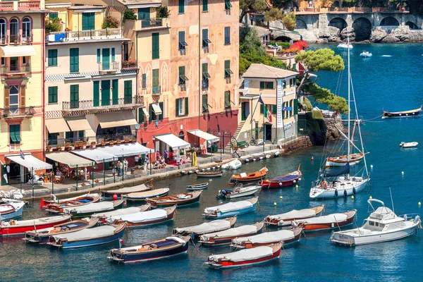 Boote und bunte Häuser von Portofino. — Stockfoto