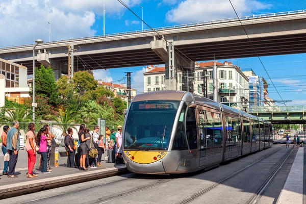 Tram bij de halte in Nice, Frankrijk. — Stockfoto