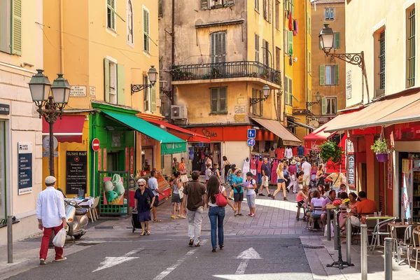 Mensen in oude stad van Nice, Frankrijk. — Stockfoto