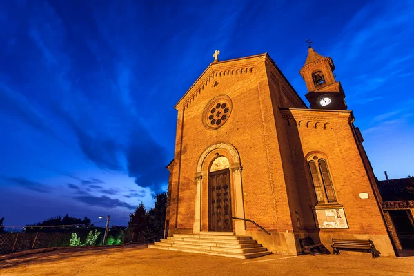 Приходская церковь рано утром в маленьком итальянском городке . — стоковое фото