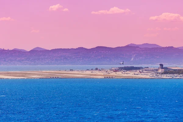 Mare Mediterraneo e aeroporto di Nizza . — Foto Stock