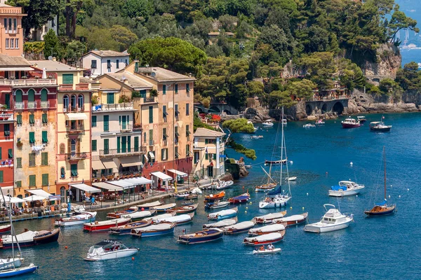 Bunte Häuser und Boote in Portofino. — Stockfoto