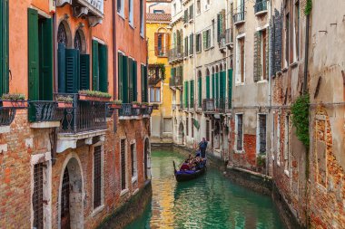 Venedik eski evlerin arasında küçük kanal.