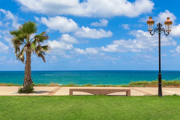Promenade along the shore of Mediterranean sea in Israel. — Stock Photo, Image