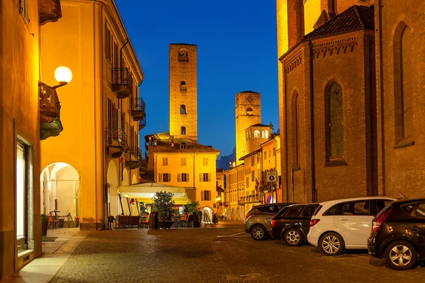 Vista serale di Alba, Italia . — Foto Stock