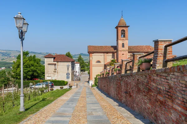 Bakstenen muur en kleine kerk in Italië. — Stockfoto